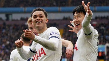 Brennan Johnson (izquierda) celebra junto a Son Heung-min tras anotar un gol para Tottenham en el partido ante Aston Villa en la Liga Premier, el domingo 10 de marzo de 2024, en Birmingham.