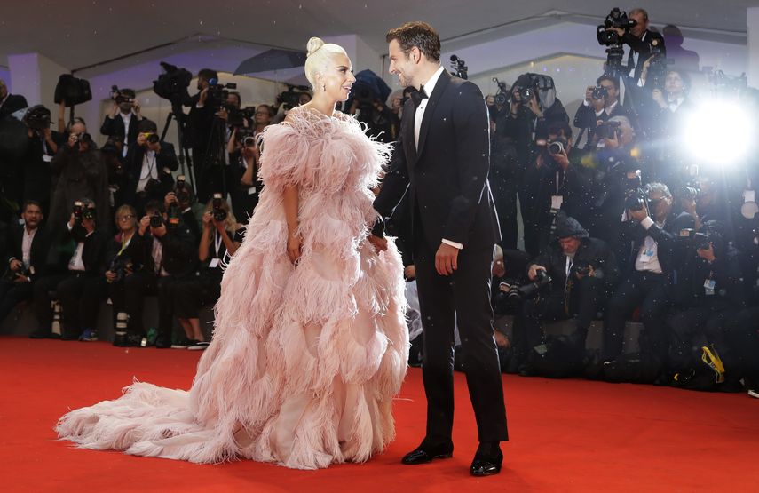 Lady Gaga y Bradley Cooper posan para los fot&oacute;grafos al llegar al estreno de A Star Is Born en el Festival de Cine de Venecia de 2018.