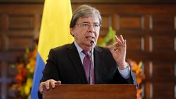 El ministro de Relaciones Exteriores de Colombia, Carlos Holmes Trujillo, durante una rueda de prensa en Bogotá.