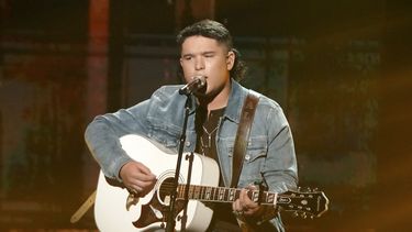 En esta imagen difundida por ABC, Caleb Kennedy compite en el episodio de American Idol que se transmitió el 9 de mayo de 2021. 