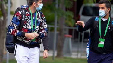 El tenista italiano Simone Bolelli, a la izquierda, y el argentino Máximo González son escoltados a su sesión de entrenamiento en Melbourne, Australia, el lunes 18 de enero de 2021.&nbsp;