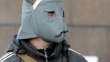 Un activista prorruso con una máscara detrás de una barricada frente al edificio de administración regional en Donetsk, Ucrania. (Foto AP/Efrem Lukatsky)