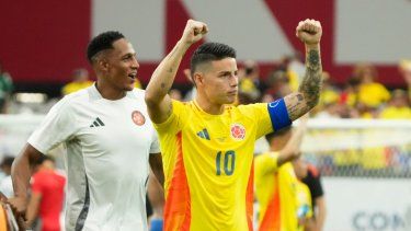 James Rodríguez (centro) y Yerry Mina celebran la victoria de Colombia por 5-0 ante Panamá en los cuartos de final de la Copa América, el sábado 6 de julio de 2024, en Glendale, Arizona.&nbsp;