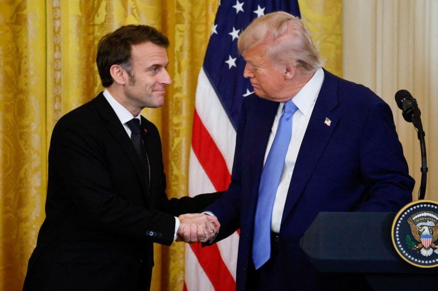 El presidente de Estados Unidos Donald J. Trump estrecha la mano de su homólogo, Emmanuel Macron, al final de una conferencia de prensa en la Casa Blanca.