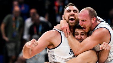 (De izquierda a derecha) Nikola Milutinov, Vanja Marinkovic y Dejan Davidovac de Serbia celebran la victoria al final del partido de semifinal de la Copa Mundial de Baloncesto FIBA entre Serbia y Canadá en Manila el 8 de septiembre de 2023. &nbsp;