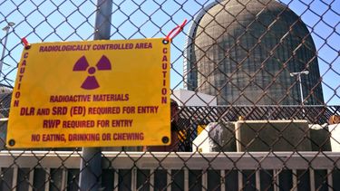 Un letrero de materiales radioactivos en la valla de una central nuclear, en Buchanan, Nueva York.&nbsp;