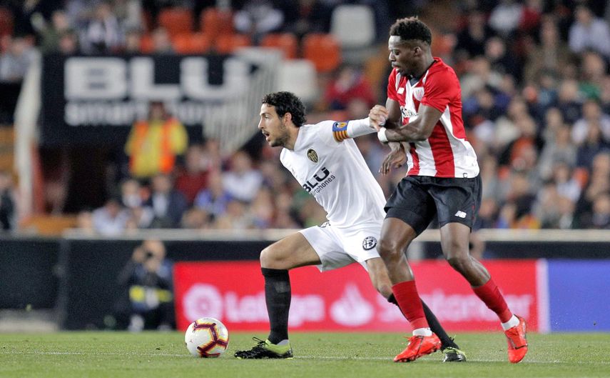 El centrocampista del Valencia CF, Dani Parejo (i), disputa un balón con el delantero del Athletic Club, Iñaki Williams (d), durante el partido correspondiente a la 26ª jornada de La Liga Santander disputado esta noche en el Estadio de Mestalla, en Valencia. 