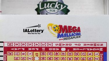 Un boleto de juego de lotería Mega Millions se ve en una tienda de comestibles.