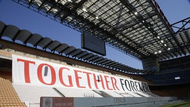 Una pancarte gigantes es desplegada durante el partido entre el Milan y la Roma por la Serie A de Italia en el estadio San Siro de Mil&aacute;n, el domingo 28 de junio de 2020.&nbsp;