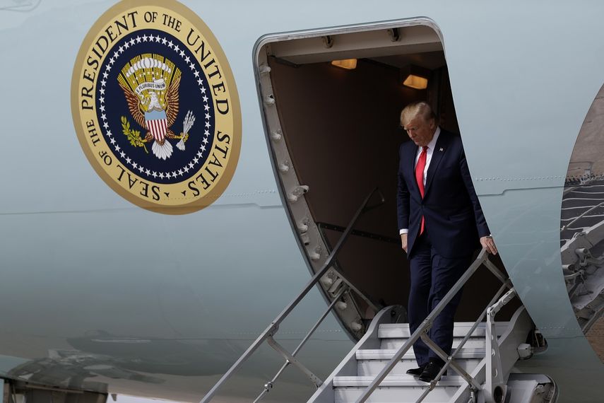 El presidente Donald Trump llega al Aeropuerto Internacional Austin-Bergstrom para una visita a una planta de Apple, el mi&eacute;rcoles 20 de noviembre de 2019, en Austin.