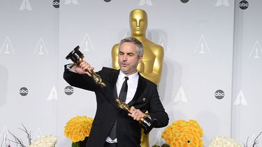 El galardonado realizador mexicano conversa con la prensa tras la premiación. (EFE)