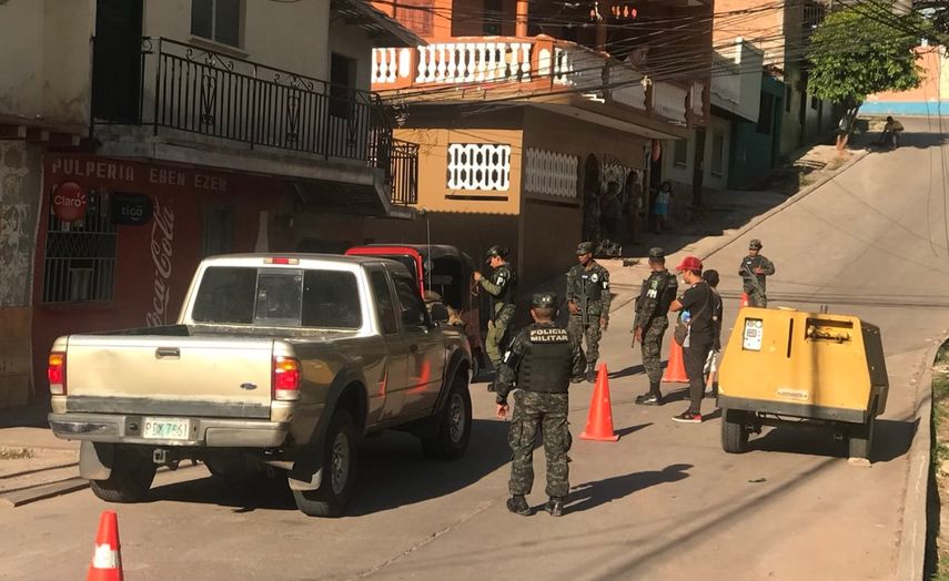 Efectivos de la Fuerza de Seguridad Interinstitucional Nacional durante un operativo en Honduras.