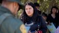 Una migrante de México habla con un agente de la Patrulla Fronteriza previo a ser transportada en una camioneta para ser procesada para el asilo, el miércoles 5 de junio de 2024, cerca de Dulzura, California.