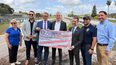 El congresista Mario Díaz Balart entrega un cheque por $6 millones, al secretario del Departamento de Transporte de Florida (FDOT) para el Distrito 6, Daniel Iglesias, junto a&nbsp;Josh Dieguez, alcalde de Miami Lakes, René García, comisionado condal, y otros funcionarios locales.&nbsp;