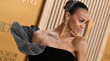 La actriz estadounidense Zoe Saldana llega a la 31ª edición de los premios del Sindicato de Actores de Cine en el Auditorio Shrine de Los Ángeles, el 23 de febrero de 2025.&nbsp;