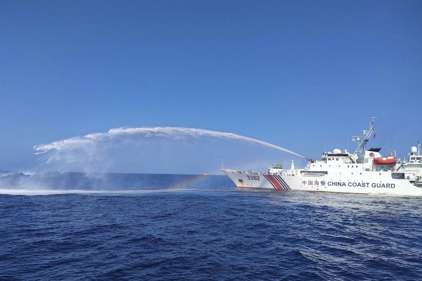 Un barco de la guardia costera china lanza agua contra un barco del Departamento de Pesca y Recursos Acuáticos de Filipinas, en el disputado Mar de China Meridional, el 9 de diciembre de 2023. Foto suministrada por la Guardia Costera de Filipinas.&nbsp;