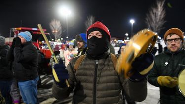 Manifestantes usan diversos instrumentos como parte de una protesta ruidosa frente al hotel donde se cree que se aloja el alto funcionario de la Patrulla Fronteriza, Gregory Bovino, en Maple Grove, un suburbio de Minneapolis, Minnesota, el 26 de enero de 2026.&nbsp;