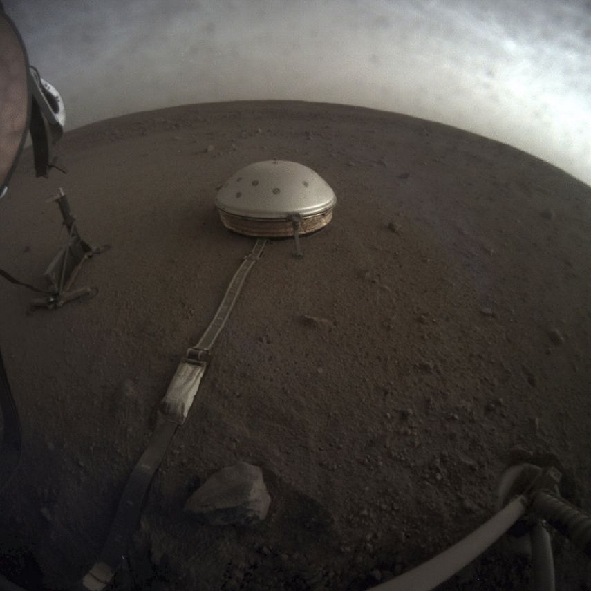 Fotograf&iacute;a del 25 de abril de 2019 proporcionada por la NASA que muestra el sism&oacute;metro cubierto por un domo de la sonda InSight en Marte.