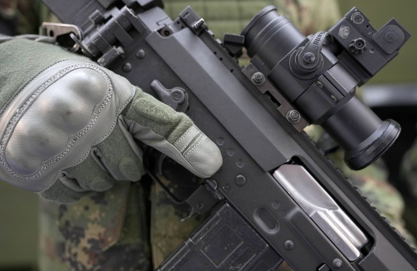 Un soldado sostiene un nuevo fusil M19 fabricado por la compañía serbia Zastava Arms, en una feria de armas de fuego en Belgrado, Serbia.