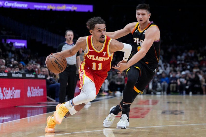 Trae Young, base de los Hawks de Atlant, elude a Grayson Allen, de los Suns de Phoenix, en el encuentro de NBA del viernes 2 de febrero de 2024&nbsp;