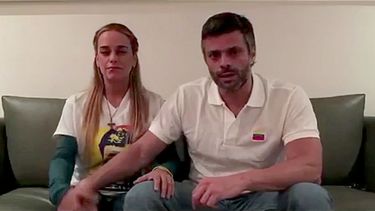 Captura del video cedido por el equipo de prensa de Leopoldo López este martes 1 de agosto de 2017, que muestra al líder opositor venezolano junto a su esposa Lilian Tintori (i), en su residencia en Caracas, Venezuela.