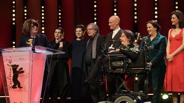 La actriz Laura Benson habla con el resto del elenco de la película ganadora del Golden Bear Touch me not.