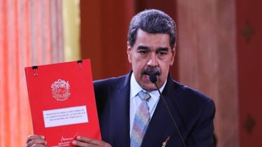 Nicolás Maduro se propone cambiar 80 artículos de la Constitución Bolivariana de 1999, cuyo padre es Hugo Chàvez