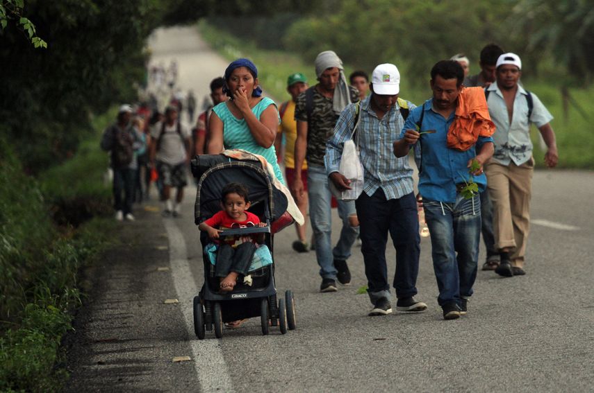 La caravana de migrantes hondureños inicia su salida de la localidad de Mapastepec este jueves con rumbo hacia el municipio de Pijijiapan en el estado de Chiapas (México), durante su travesía por México hacia EEUU.&nbsp;