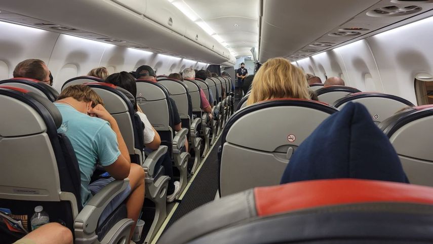 Imagen referencial de pasajeros en el interior de un avión de American Airlines.