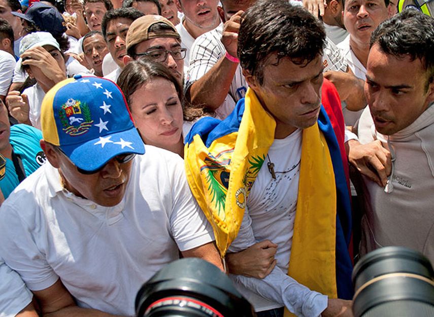 El líder opositor venezolano, Leopoldo López, en el momento en que se entregó a las autoridades chavistas. (AP Photo/Juan Manuel Hernandez)