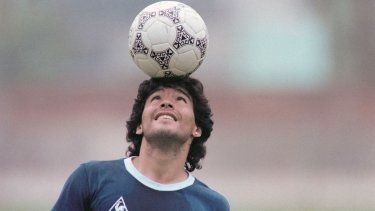 La leyenda del fútbol argentino, Diego Maradona, controla un balón con la cabeza en una práctica en 1986.