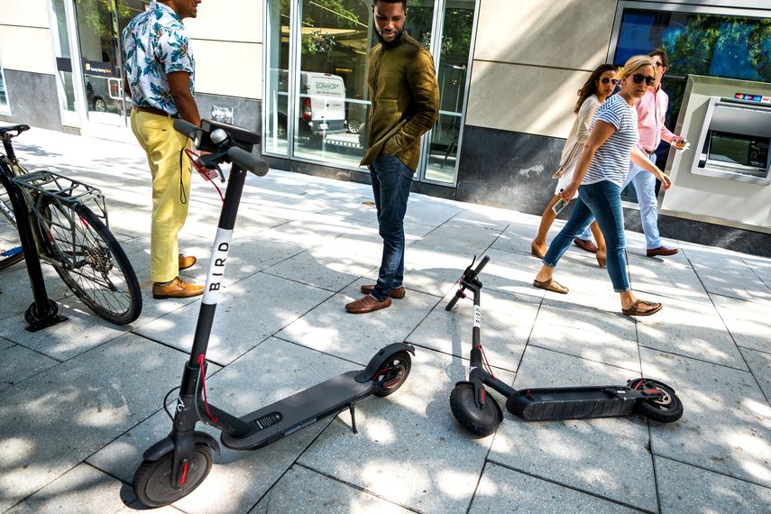El popular medio de transporte personal es estacionado mayormente en las aceras.