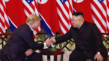 &nbsp;Captura de vídeo en la que aparecen el presidente de EEUU, Donald&nbsp;Trump&nbsp;(i), y el líder norcoreano, Kim Jong-un, durante su segunda cumbre, este miércoles, en Hanói , Vietnam.&nbsp; 