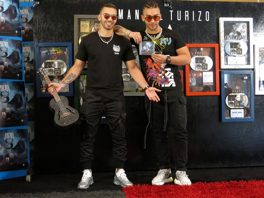 Los músicos colombianos Julián Turizo, izquierda, y Manuel Turizo, posan  durante una conferencia de prensa en la Ciudad de México el martes 27  de agosto de 2019.&nbsp;