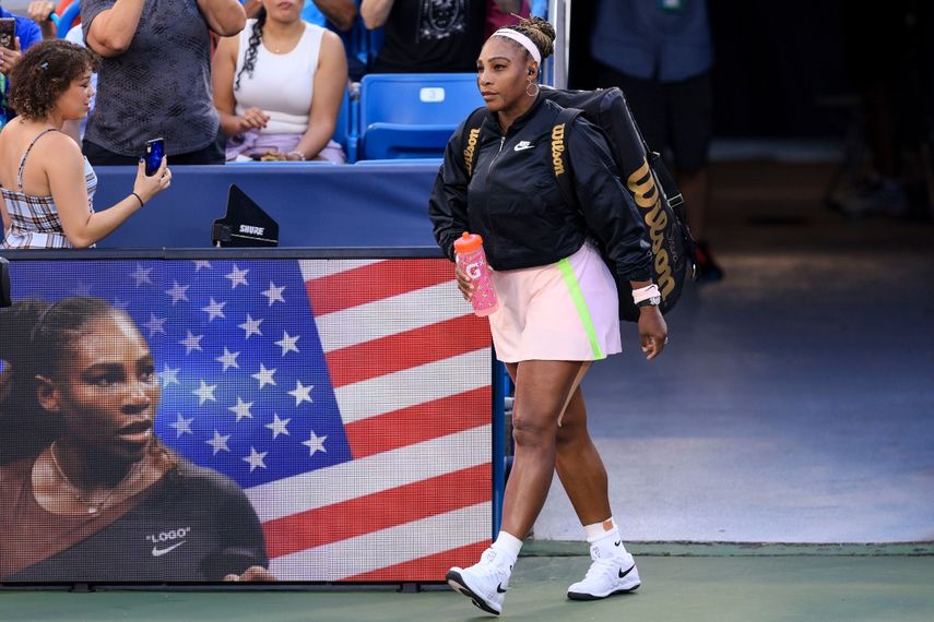 Serena Williams, de los Estados Unidos, toma la cancha para un partido contra Emma Raducanu, de Gran Bretaña, durante el torneo de tenis Western & Southern Open el martes 16 de agosto de 2022 en Mason, Ohio. 