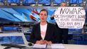 Esta captura de video tomada el 15 de marzo de 2022 muestra a la editora de Russian Channel One, Marina Ovsyannikova, sosteniendo un cartel que dice Detengan la guerra. No crean en la propaganda. Aquí les están mintiendo durante un estudio de televisión al aire por la presentadora de noticias Yekaterina Andreyeva.
