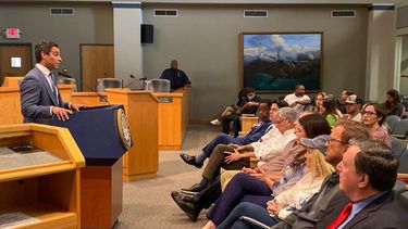El alcalde Francis Suarez, junto comisionados de la ciudad, estuvieron acompañados por el cantante y compositor cubano Willy Chirino y su esposa, Lissette.