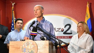 El gobernador de Florida, Rick Scott, reclama la liberación de todos los presos políticos en Venezuela, junto a la congresista Ileana Ros-Lehtinen y el coordinador de Voluntad Popular en Miami, Carlos Vecchio