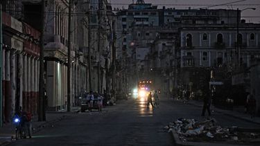 Personas caminan por una calle durante un apagón en La Habana el 21 de febrero de 2026.&nbsp;