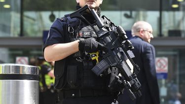 La Policía de la ciudad de Manchester recibió la primera llamada de emergencia el lunes a las 22:33, hora local. En total fueron 240 las llamadas recibidas en relación con la explosión.