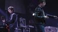 En esta imagen de archivo, Noel (izquierda) y Liam Gallagher (derecha), de la banda Oasis, en un concierto al inicio de su gira por Canadá, en Vancouver, el 27 de agosto de 2008.