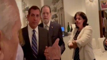 La embajadora de la dictadura castrista en Estados Unidos (der) se observa molesta por la protesta.