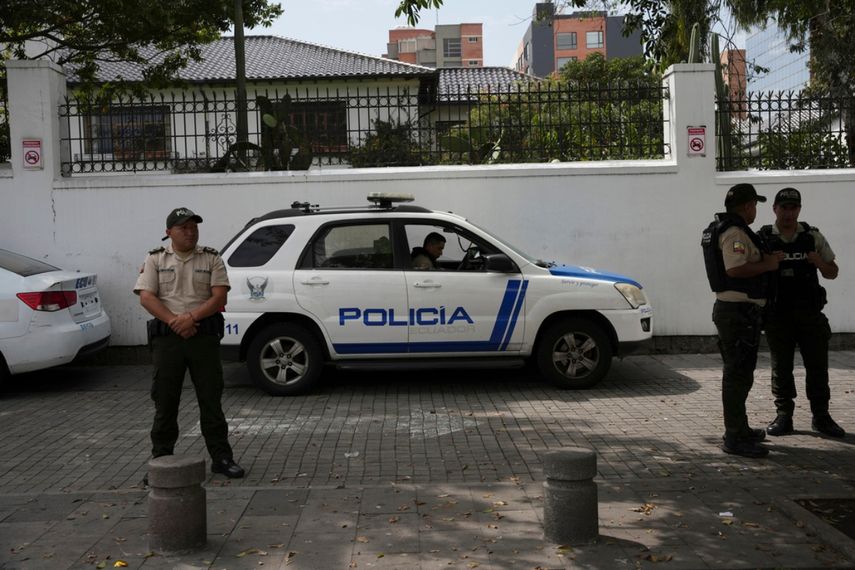 La policía hace guardia afuera de la embajada de México, en Quito, un día después de que el exvicepresidente de Ecuador, Jorge Glas, ingresara a esa sede, luego que solicitara asilo político.