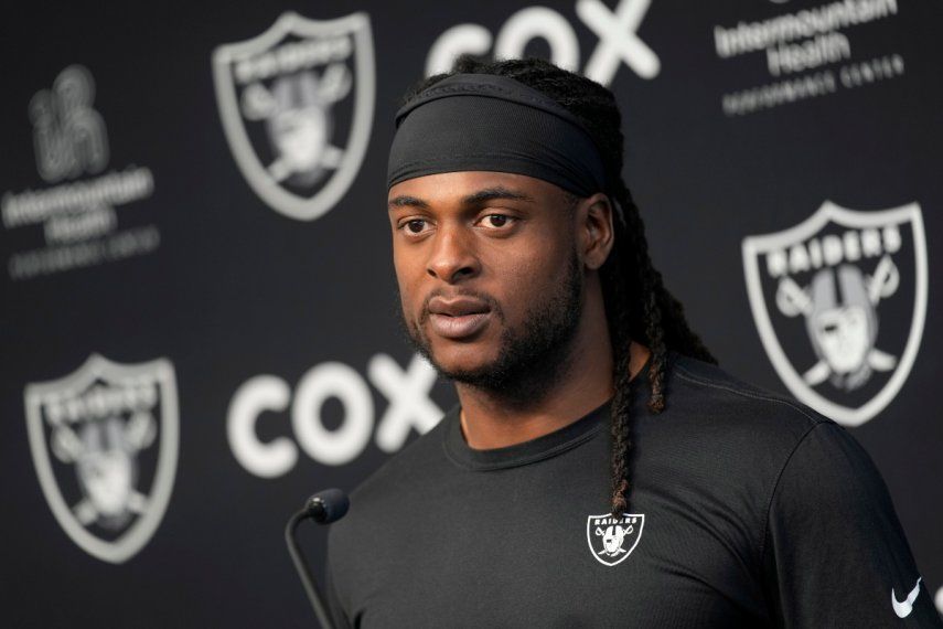 Davante Adams, wide receiver de los Raiders de Las Vegas, habla durante una conferencia de prensa en las instalaciones de entrenamiento del equipo, el jueves 25 de mayo de 2023, en Henderson, Nevada.