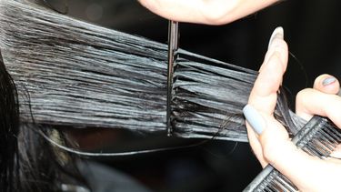 El tribunal determinó que, como Roy había hecho carrera como modelo posando para anuncios de productos para el cabello, este corte de pelo le causó una grave depresión nerviosa y un trauma (foto referencial)