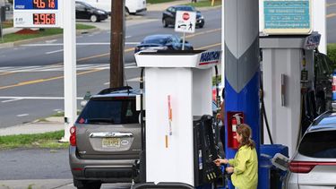 Una mujer rellena su auto con de gasolina en Maryland.