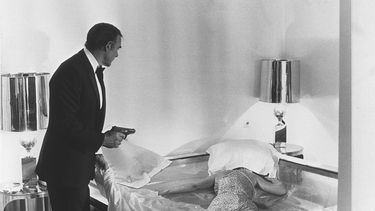 En esta foto de archivo tomada el 22 de octubre de 1982, se ve al actor escocés Sean Connery durante el rodaje de la película Nunca digas nunca más en Niza.&nbsp;
