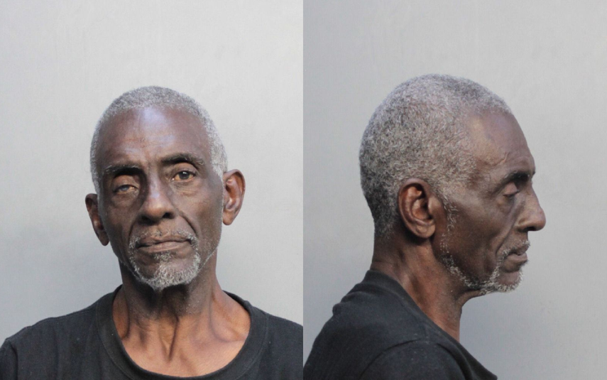 Mientras el sobrino intentaba apagar las llamas,&nbsp;Keith Wallace agarró un cuchillo y un ladrillo y golpeó a su sobrino con el ladrillo.