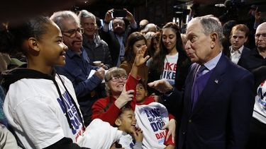   Michael Bloomberg conversa con partidarios en un acto en Sacramento, California, el 3 de febrero del 2020. Mientras los otros aspirantes a la nominación presidencial demócrata se batían en Iowa y New Hampshire, el exalcalde de Nueva York ignoró esos estados que reparten pocos delegados a la convención nacional y cortejó el voto negro, que puede ser vital para sus ambiciones. 
