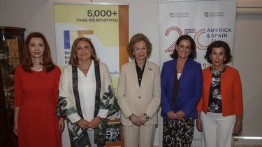 La Reina Sofía junto a Belén Alfaro Hernández, Pilar Lladó, Begoña Santos y María Díaz de la Cebosa durante la firma del acuerdo en Miami.